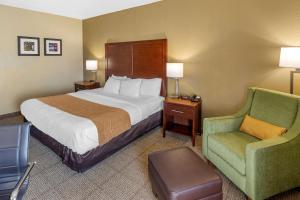 pokój hotelowy z łóżkiem i krzesłem w obiekcie Comfort Inn & Suites w mieście Lincoln +26 zdjęć