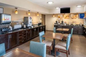 restauracja ze stołami, krzesłami i ladą w obiekcie Comfort Inn & Suites w mieście Lincoln