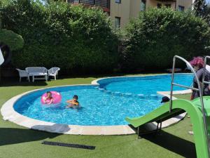 The swimming pool at or close to Aparthotel Lucky Family