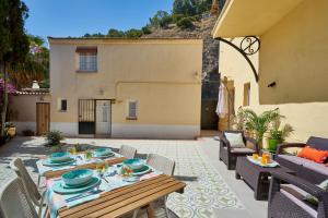 Posedenie v ubytovaní Villa Rosita Suites en Playa de la Malagueta con terraza