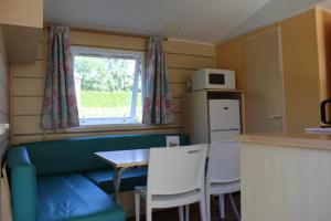 Kuchyň nebo kuchyňský kout v ubytování Camping Familial paisible avec piscine, mobil home , chalet, Studio & emplacement nue