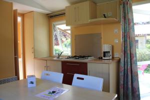 Kuchyň nebo kuchyňský kout v ubytování Camping Familial paisible avec piscine, mobil home , chalet, Studio & emplacement nue