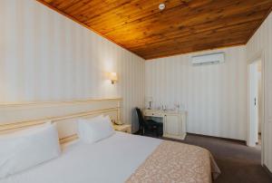 En eller flere senge i et værelse på Premier Geneva Hotel