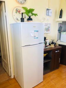 A kitchen or kitchenette at Traditional House “AVLI”