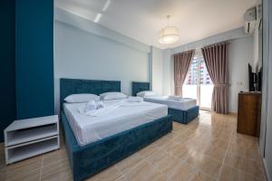 - une chambre avec 2 lits et une grande fenêtre dans l'établissement Ponari S Hotel, à Durrës