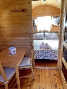 Torano NuovoにあるTenuta Morgantiのテーブルとベッド付きの小さな部屋