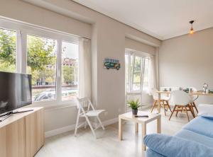 畢爾包的住宿－Prestancia Apartament II by the urban hosts，客厅配有蓝色的沙发和电视