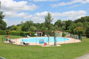 Bazén v ubytování Camping Familial paisible avec piscine, mobil home , chalet, Studio & emplacement nue nebo v jeho okolí