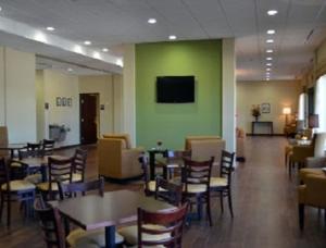 TV a/nebo společenská místnost v ubytování PetroStay Inn & Suites Cotulla