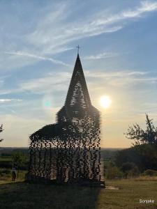 een kerk met een kruis erop bij Villa Domus XIX in Tongeren