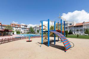 - une aire de jeux avec toboggan dans un parc dans l'établissement Your dream spot for your vacation in Sunny beach, à Sunny Beach