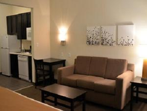 Kuchyň nebo kuchyňský kout v ubytování PetroStay Inn & Suites Cotulla