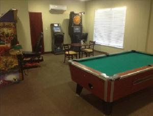 Biliár nebo kulečník v ubytování PetroStay Inn & Suites Cotulla