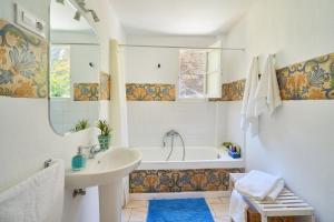a bathroom with a sink and a bath tub at Villa Rosita Suites en Playa de la Malagueta con terraza in Málaga
