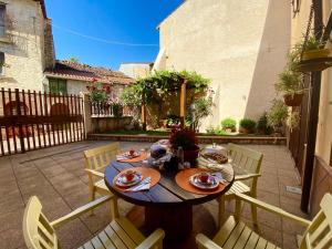 a table and chairs sitting on a patio at B&B A Casa di Nonna in Massa dʼAlbe