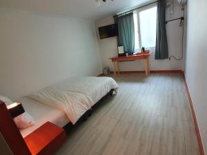 Postel nebo postele na pokoji v ubytování K Guesthouse