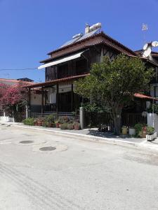 un edificio al lado de una calle en House Anna Sarti en Sárti