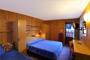 A bed or beds in a room at Hotel Santa Caterina
