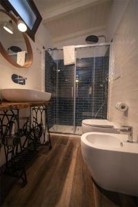 łazienka z umywalką, wanną i toaletą w obiekcie B&B Le Saline w Syrakuzach