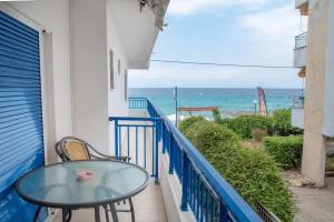 卡利塞亞－豪客迪克斯的住宿－STUDIO THEANO ON THE BEACH，阳台配有桌子,享有海景。