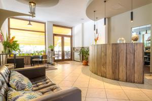 vestíbulo con sofá y bar en Hotel La Rotonda, en Tirano