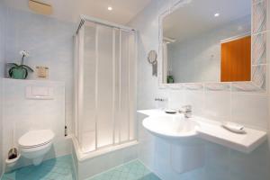 un bagno bianco con un water e un lavandino di Hotel Gruber a Steinheim