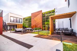 um pátio exterior com mobiliário e plantas em Villa Esmeralda em Ponta Delgada