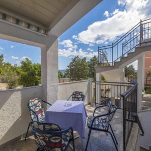 a patio with a table and chairs on a balcony at Apartmani s dvije spavaće sobe 4 osobe in Selce