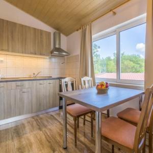 Gallery image of Apartmani s dvije spavaće sobe 4 osobe in Selce +12 photos