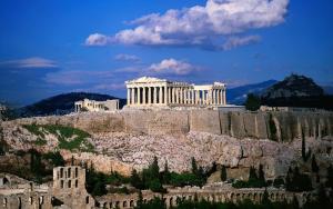 una vista de la acrópolis de Atenas desde lo alto de una colina en Hotel Niki Piraeus, en Pireo