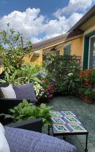 een patio met een bos bloemen en planten bij Iride Bed and Breakfast in Baronissi
