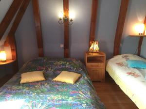 1 dormitorio con 2 camas en una habitación con 2 lámparas en Chalet les Eglantines en Saint-Jacques-des-Blats