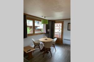 a dining room with a table and chairs at STUDIO CHALETS DE SOLAISE in Val dʼIsère