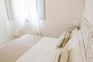 Ένα ή περισσότερα κρεβάτια σε δωμάτιο στο Casa Romelide Positano Amazing view, free parking along the street, free breakfast basket