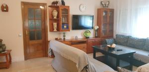 Televízia a/alebo spoločenská miestnosť v ubytovaní Casa Rural Huerta Vallejo
