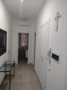 korytarz ze szklanym stołem i telefonem na ścianie w obiekcie Angel B&B w mieście Potenza Picena +23 zdjęcia