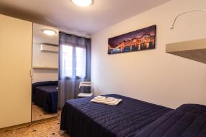 a small room with two beds and a mirror at Veneziacentopercento Ole Apartment in Venice