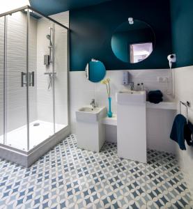 Bathroom sa Logis Hôtel L'Air Marin