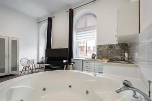 Zdjęcie z galerii obiektu Jacuzzi JM Rooms Apartment WAWELOFTS w Krakowie