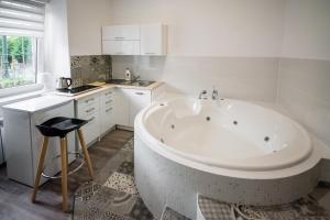 Zdjęcie z galerii obiektu Jacuzzi JM Rooms Apartment WAWELOFTS w Krakowie
