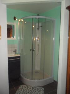 y baño con ducha con cabina de ducha de cristal. en Welcome, en Authuille