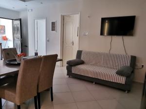 TV a/nebo společenská místnost v ubytování Eleni Apartment