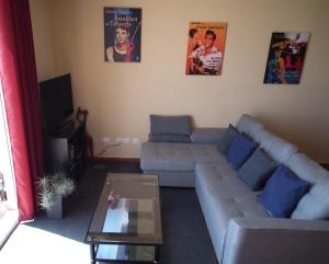 uma sala de estar com um sofá e uma mesa de centro em Frodo Haus em Tazacorte