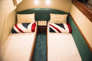 
A bed or beds in a room at Haeundae Gwangan Bridge Romantic Yacht
