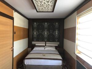 um pequeno quarto com uma cama num quarto em Demosan Hotel Hilden em Hilden