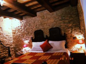 ポルト・サン・ジョルジョにあるVista sul Mareの石壁のベッドルーム1室