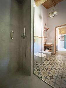 y baño con ducha, aseo y lavamanos. en Agriturismo Missanega en Monterosso al Mare