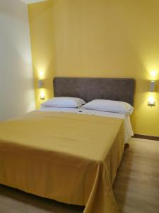 um quarto com uma cama grande e 2 almofadas em La Terrazza degli Dei em Buonvicino