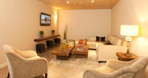 ein Wohnzimmer mit einem Sofa und einem Tisch in der Unterkunft Hotel Bahia Redonda in El Calafate