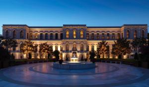 イスタンブールにあるフォーシーズンズ ホテル イスタンブール アット ザ ボスポラスの噴水のある大きな建物